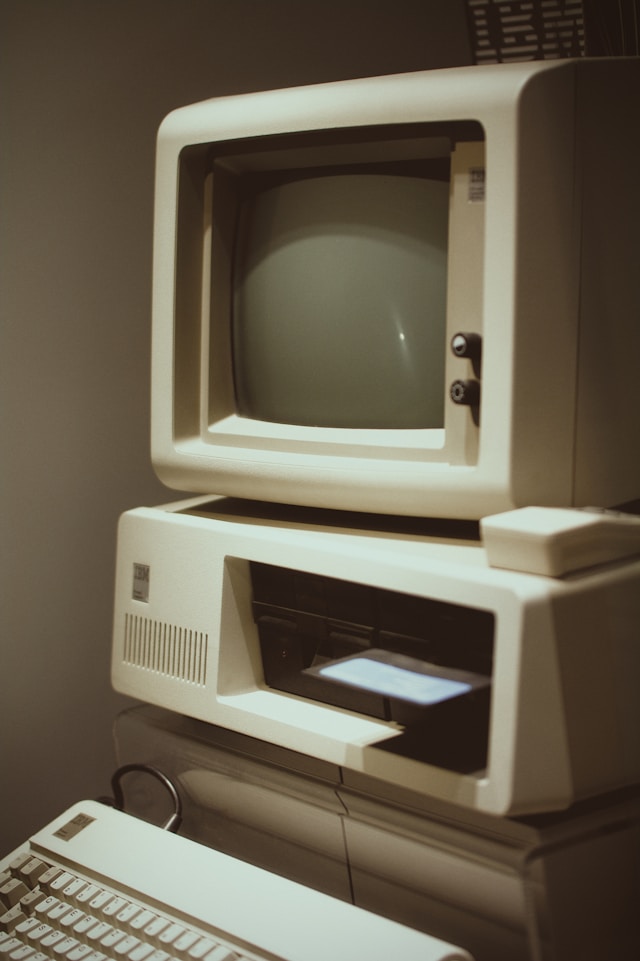 ¿Software qué es y por qué es tan importante? Ordenador antiguo